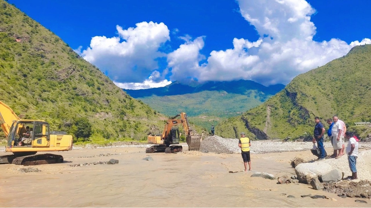 रोशी खोलाले बगाएको बिपी राजमार्ग पुनः निर्माण सुरु