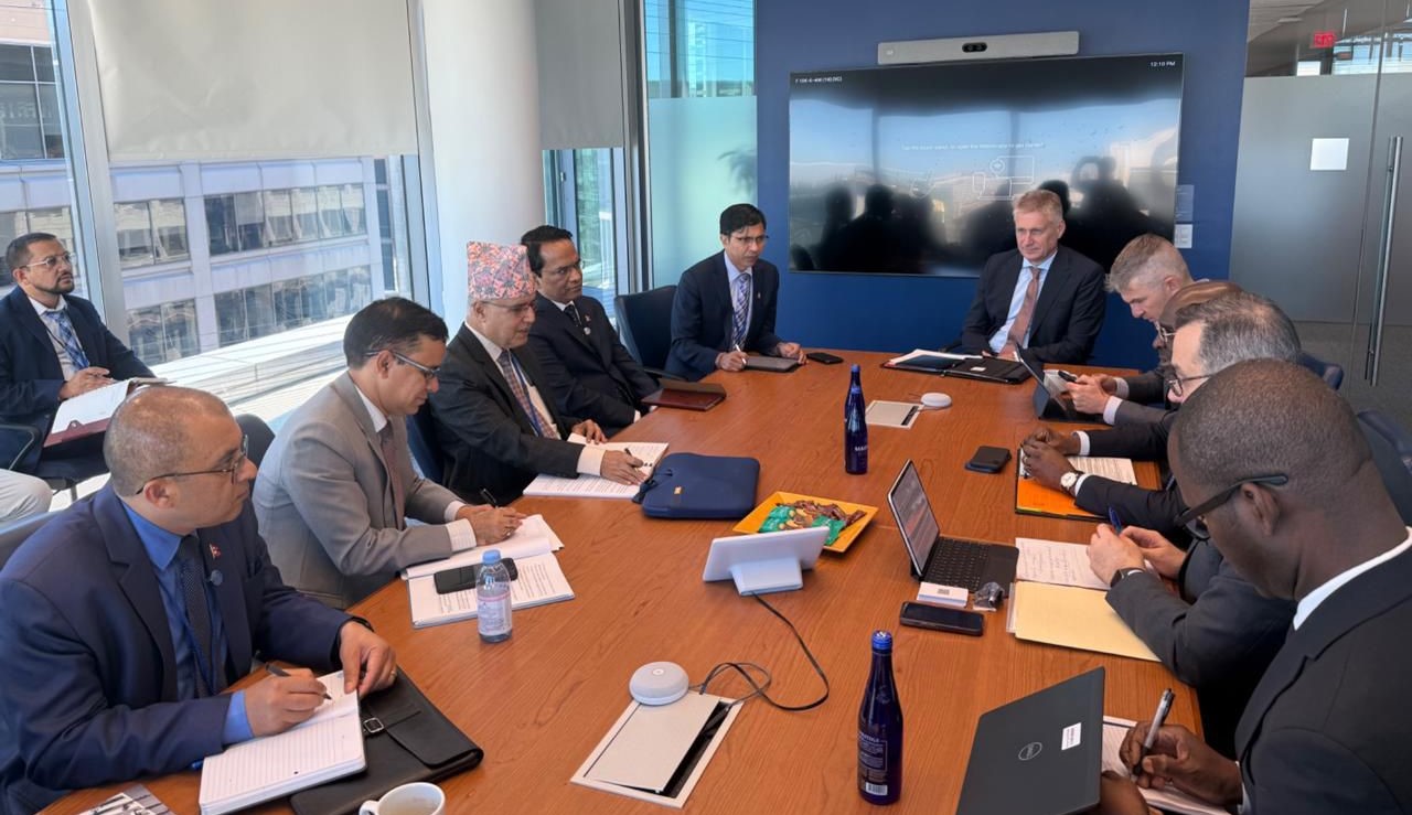 अर्थमन्त्रीद्वारा सिंगापुरका राष्ट्रपतिसँग शिष्टाचार भेट