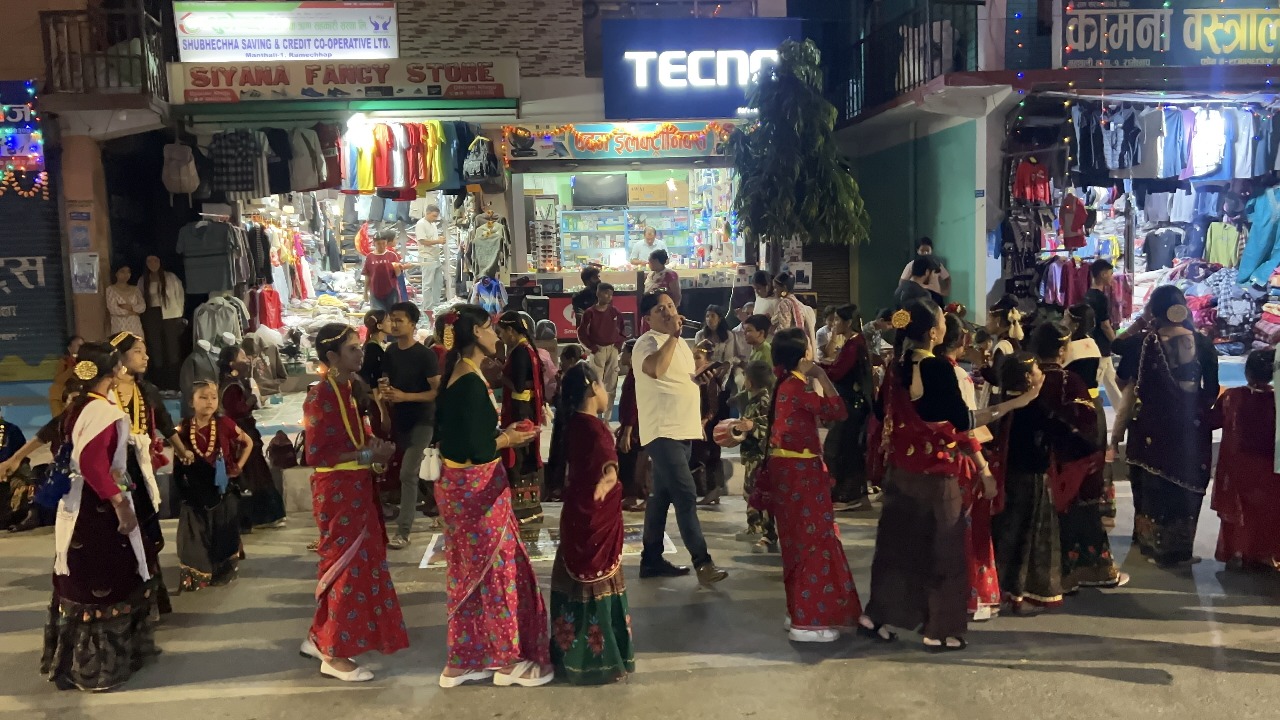 मौलिकता हराउँदै देउसी–भैलोमा