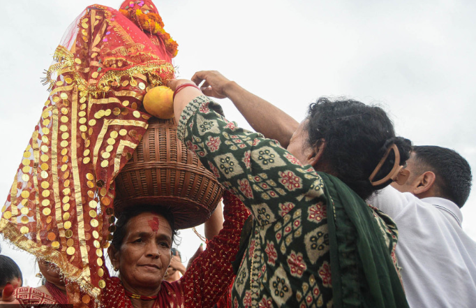 आज गौरा पर्वको तेस्रो दिन : ब्रतालु महिलाहरुले गौरादेवीलाई घर भित्र्याउँदै 