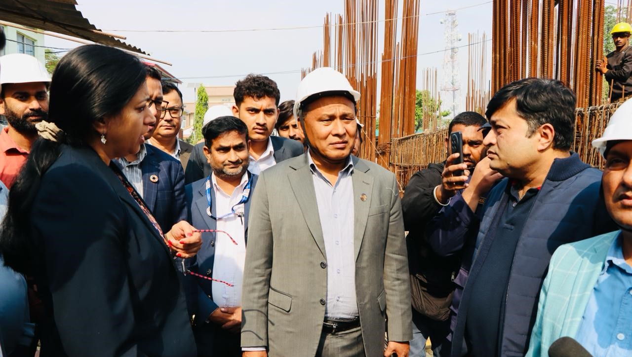 मन्त्री घिसिङबाट निर्माणाधीन कोशी अस्पताल भवनको निरीक्षण
