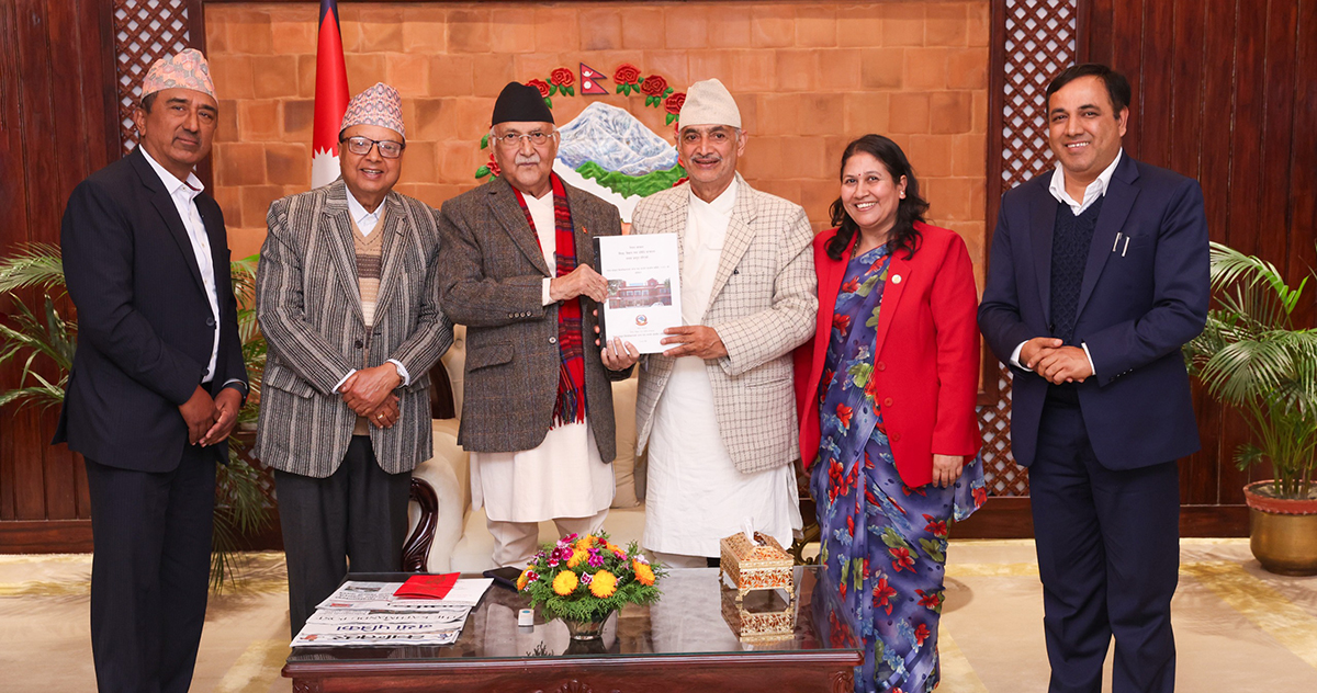 प्रधानमन्त्रीलाई संस्कृत विश्वविद्यालयको जग्गा खोजबिन समितिको प्रतिवेदन हस्तान्तरण
