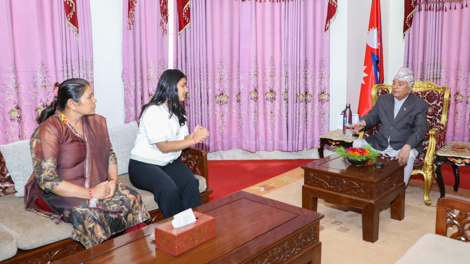 राष्ट्रपतिसँग विपिन जोशीको परिवारको भेट