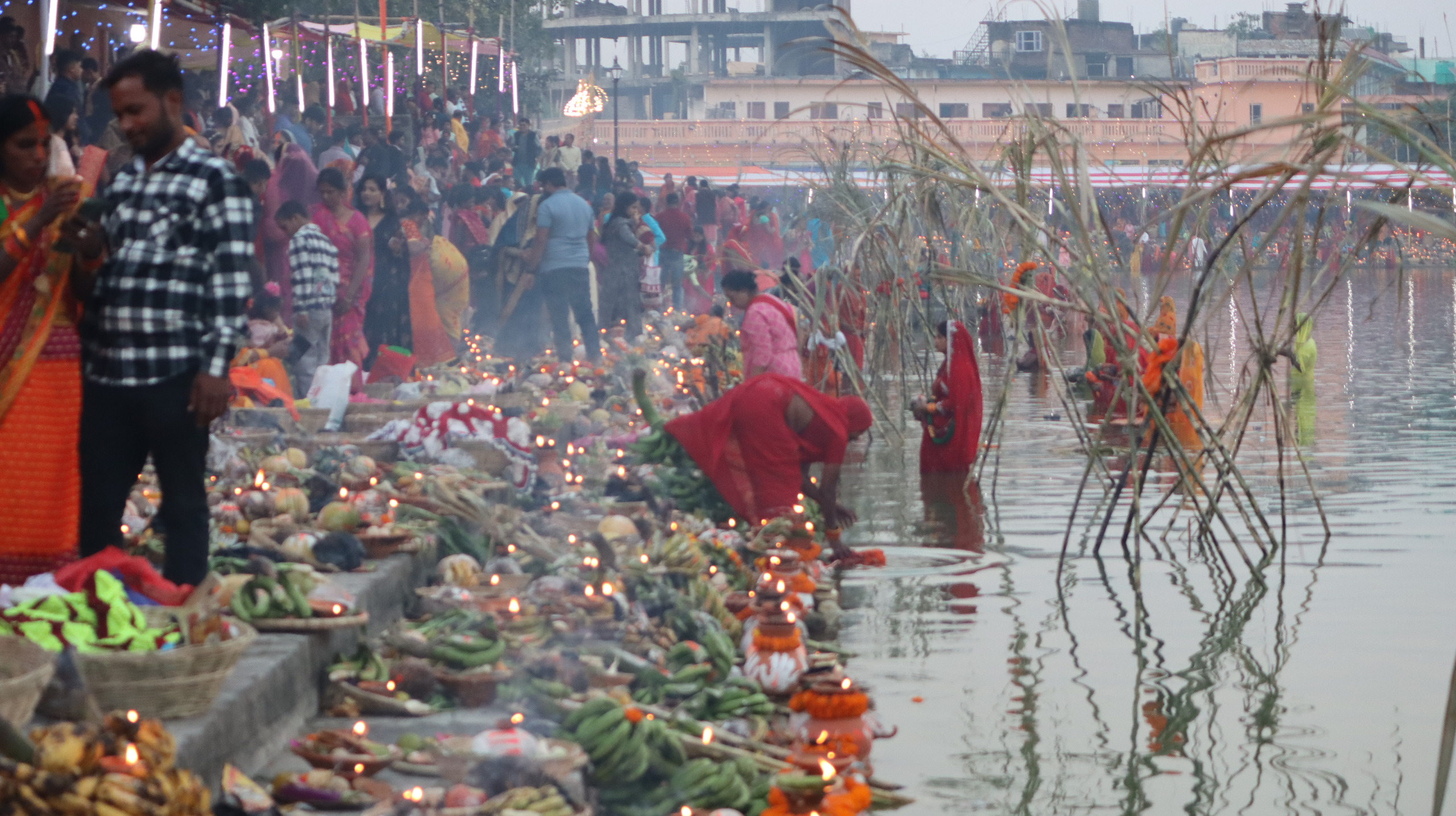 अस्ताउँदो सूर्यलाई दिइयो अर्घ्य