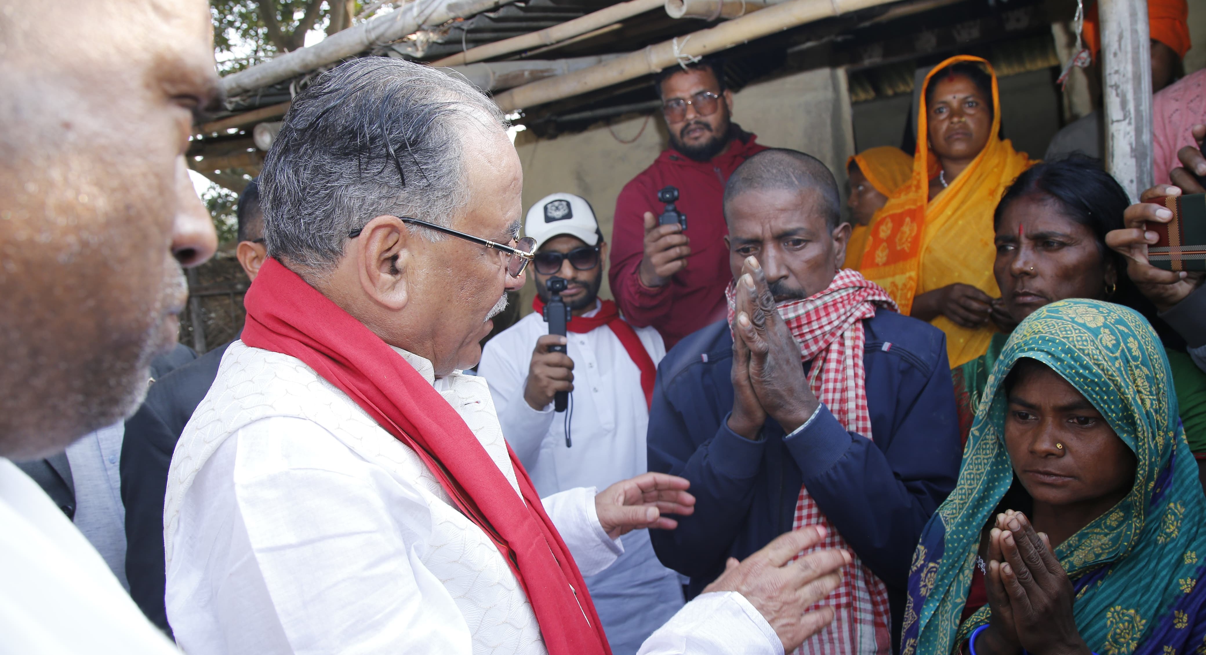रिंकुकाे घरमै पुगेर अध्यक्ष दाहालाले भने- न्यायको लडाइँमा हामी साथमा छाैं, पहल गर्छाैं