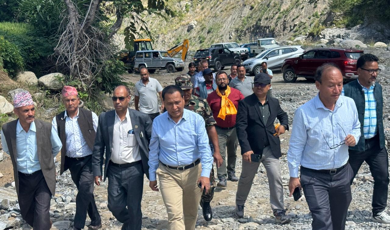 नवमीको दिन गरे मन्त्री घिसिङले वीपी राजमार्गको निरिक्षण