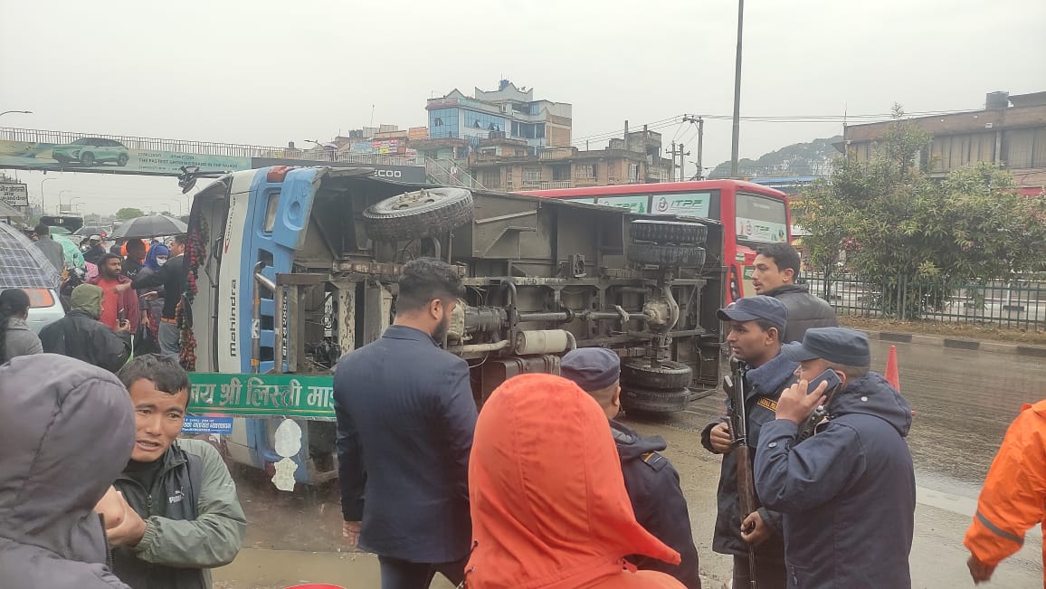 सल्लाघारीमा बीच सडकमै यसरी बल्टियो बस [तस्बिरहरू]