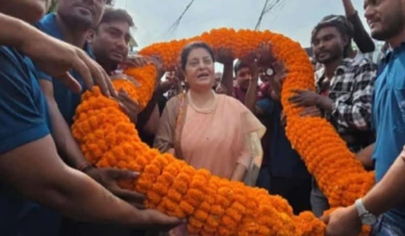 पूर्वराष्ट्रपति भण्डारीलाई ५१ किलोको मालाले स्वागत, एमाले नेताहरुको भीड