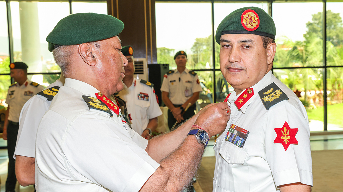 उपरथी थापालाई उपरथीको दर्ज्यानी चिन्ह प्रदान