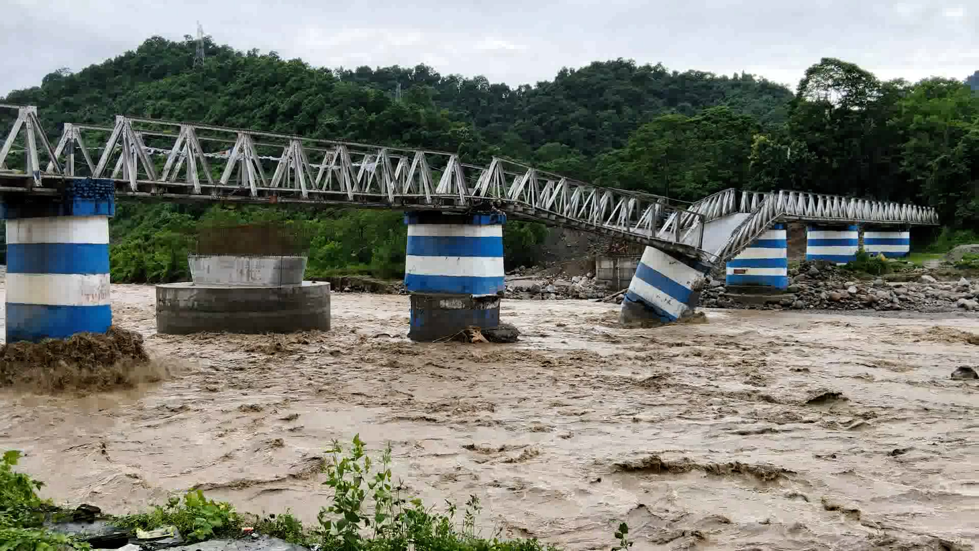 दार्जिलिङमा अविरल वर्षापछिको पहिरोमा परी २३ नेपालीभाषीको मृत्यु