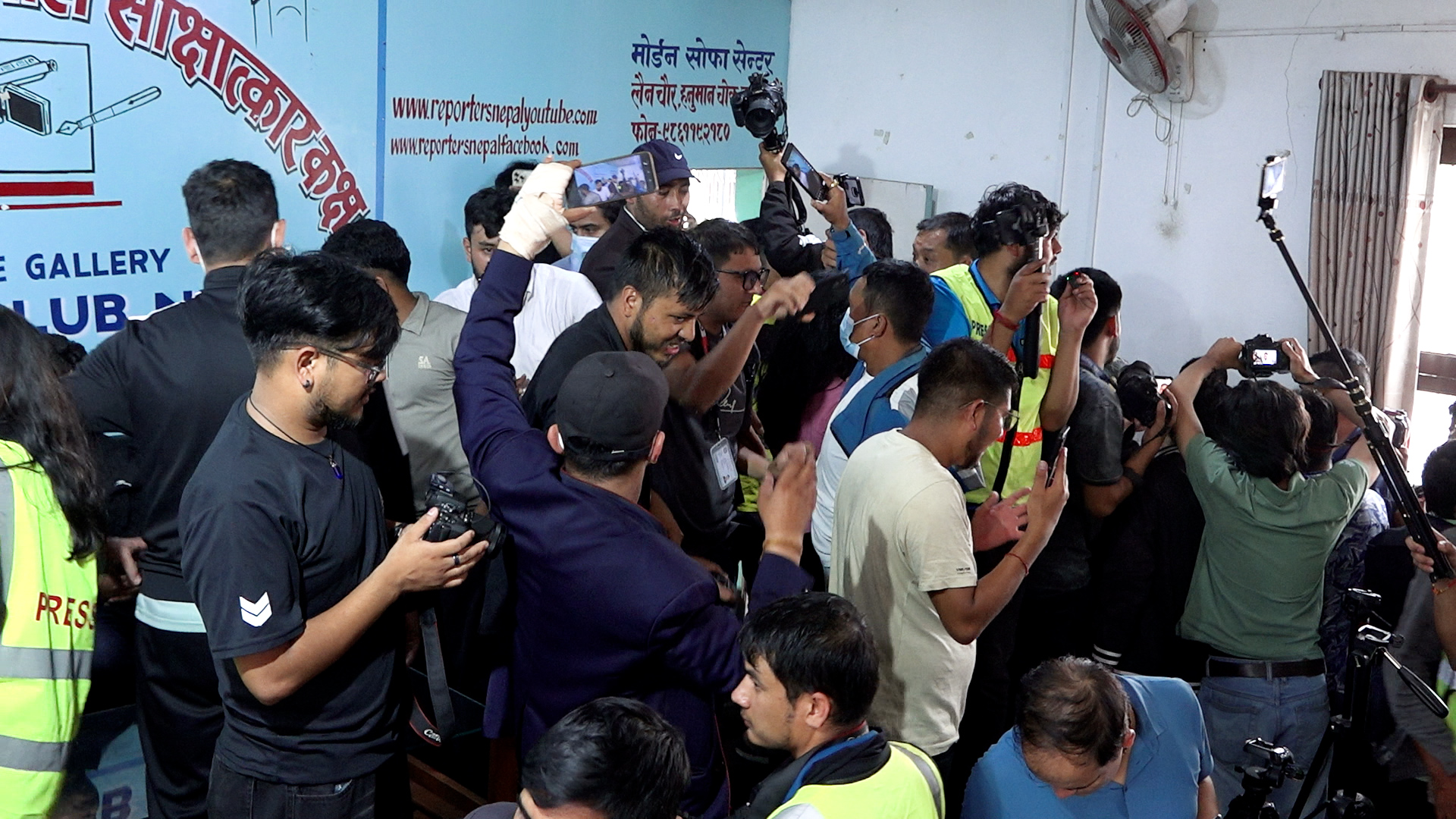 जेनजीहरुबीच विवाद चर्कियाे, कार्यक्रम स्थलमै झडप