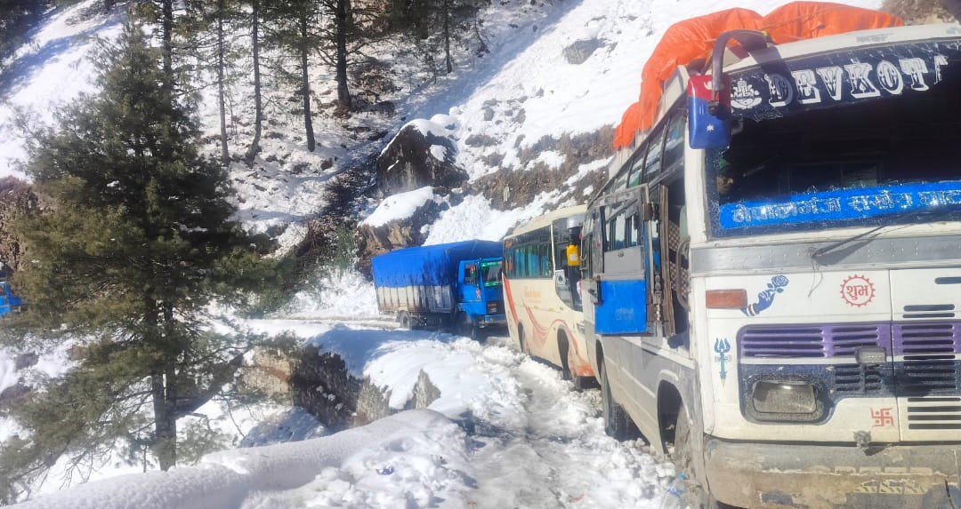 हिमपातका कारण अवरुद्ध सडक सञ्चालनमा
