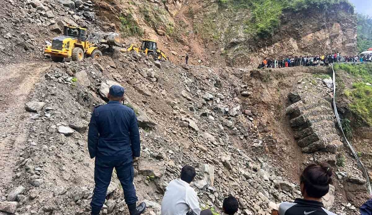 पहिरोले अवरुद्ध कर्णाली राजमार्ग १० घण्टापछि खुल्यो
