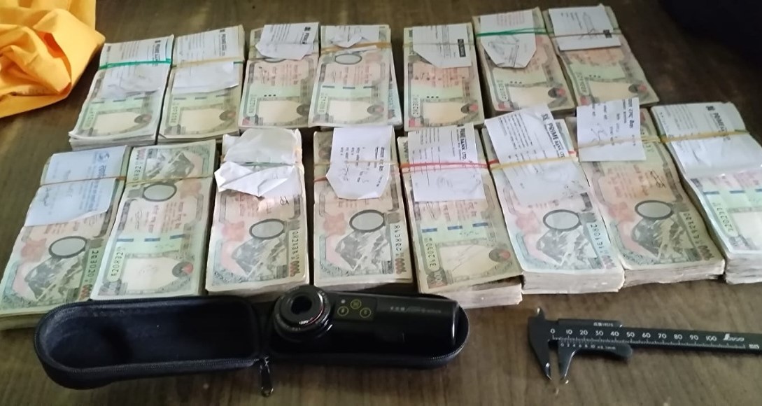 रामेछापमा स्रोत नखुलेको १५ लाख नगद सहित चार जना प्रहरी नियन्त्रणमा