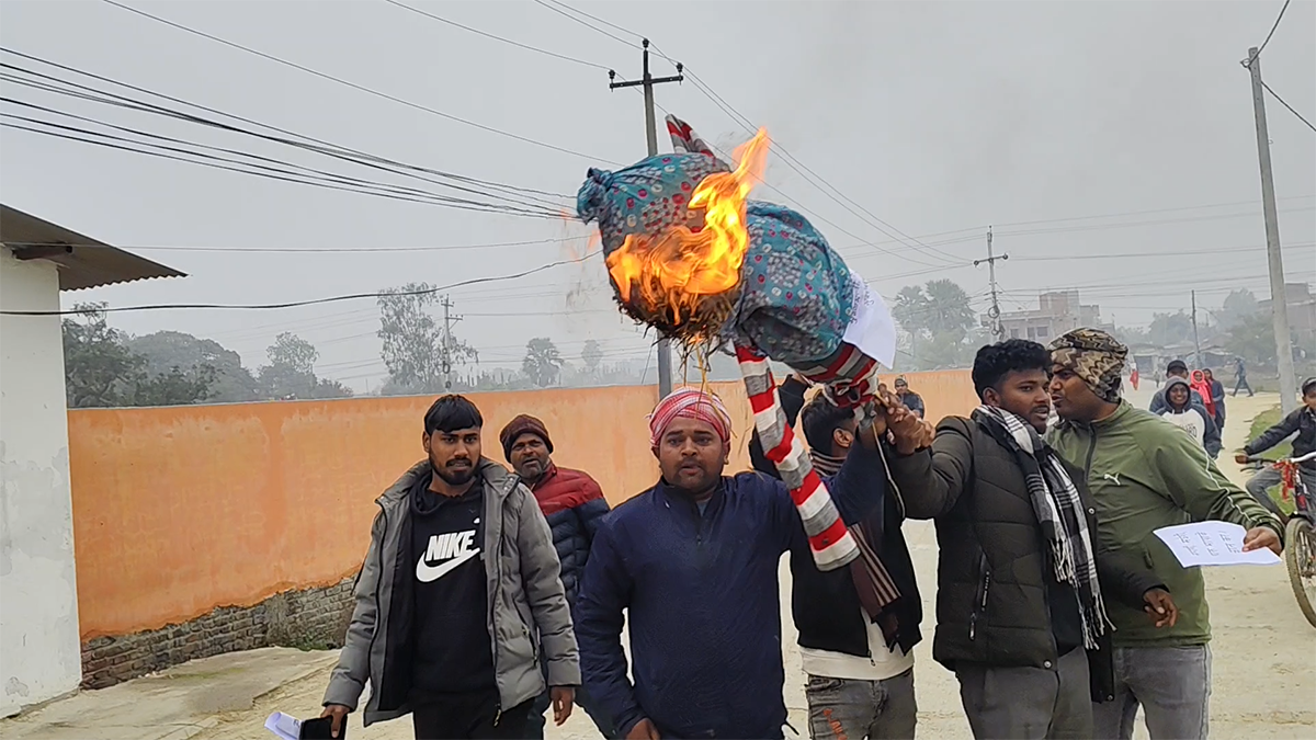 प्रदेश सभा अगाडि मुख्यमन्त्री सिंहको पुतला दहन