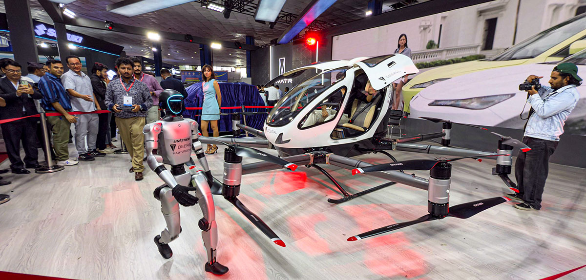 नाडा अटो शोमा उड्ने कार र रोर्वटको आकर्षण [तस्बिरहरू]