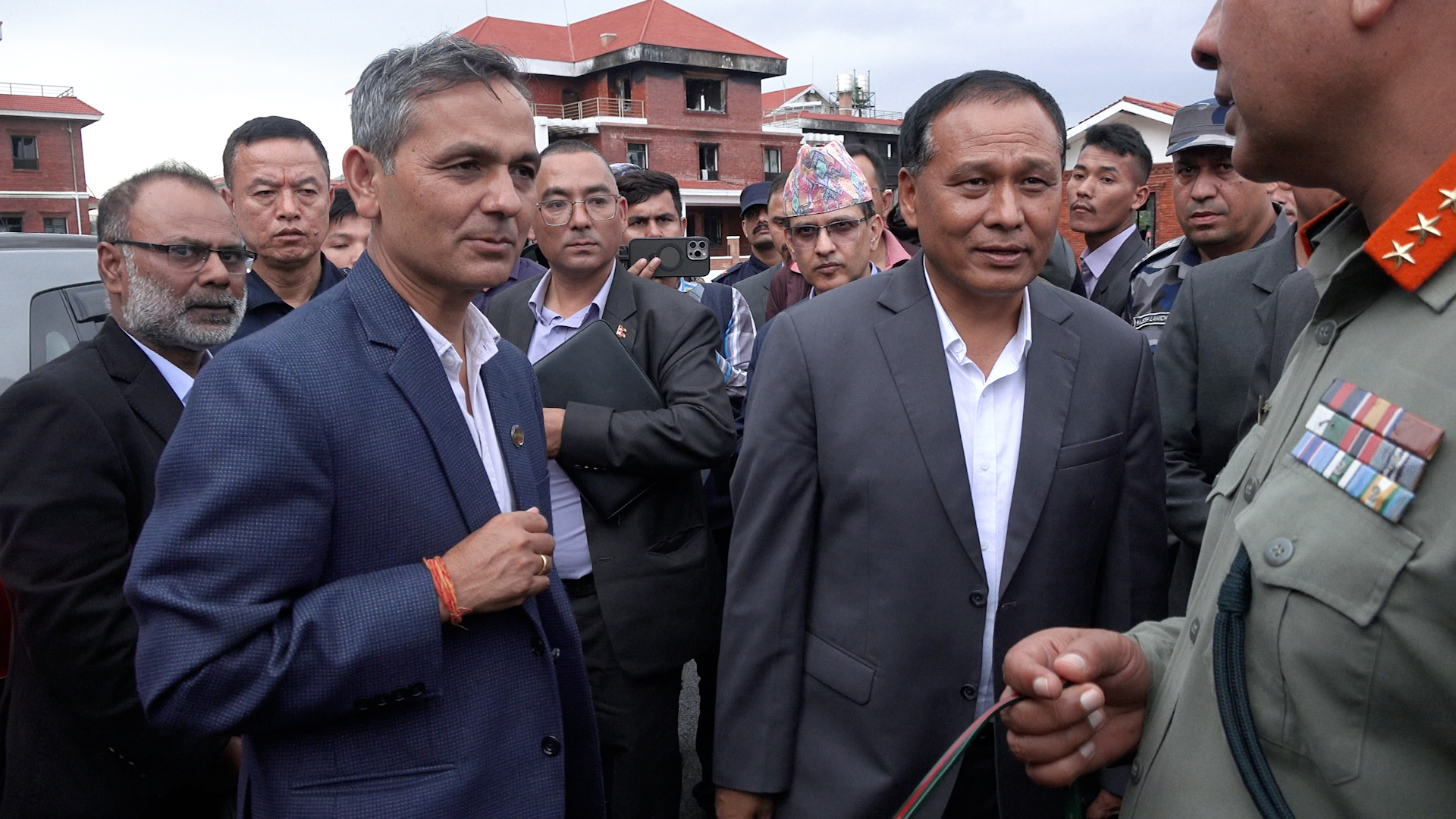 दुई मन्त्रीहरुले गरे क्षतिग्रस्त मन्त्रीनिवास निरिक्षण