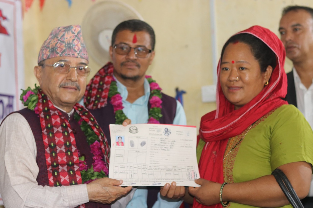 सुर्खेतमा २ सय ४७ परिवारलाई जग्गाधनी पूर्जा वितरण