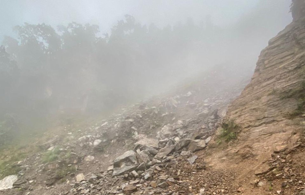 पहिरोका कारण कर्णाली राजमार्ग पुनः अवरुद्ध