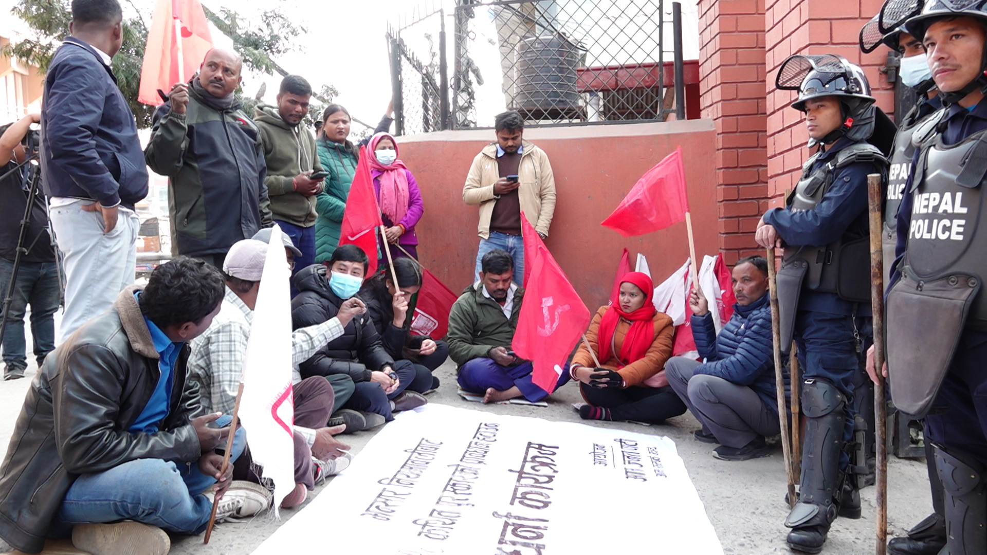 भन्सारमा ‘पुरस्कार व्यवस्था’ खारेजी माग, आजपाद्वारा विभाग घेराउ
