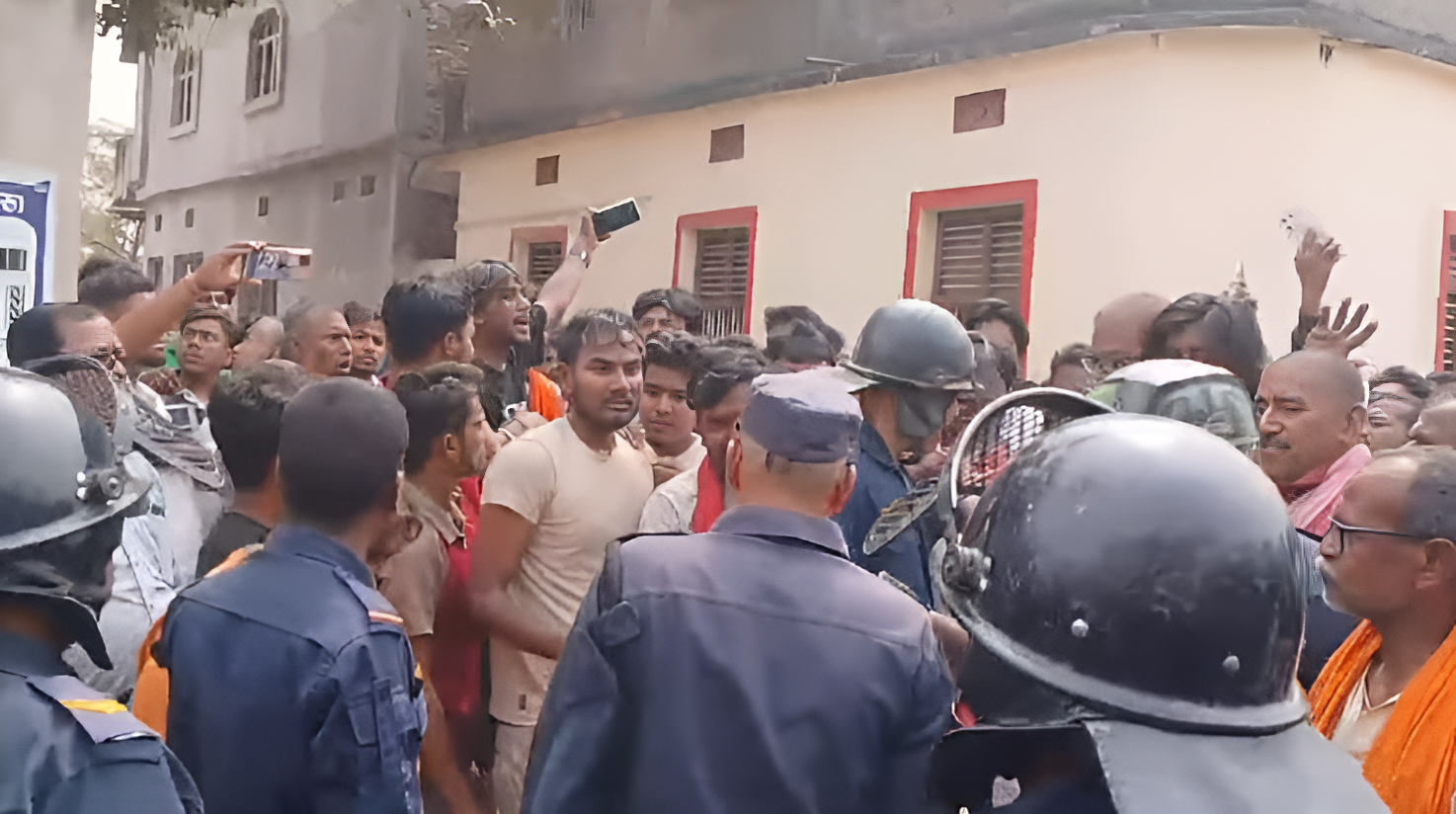 धनुषाको सबैला नगरपालिकामा दुई पक्षबीच झडप, प्रहरीले चलायो अश्रुग्यास