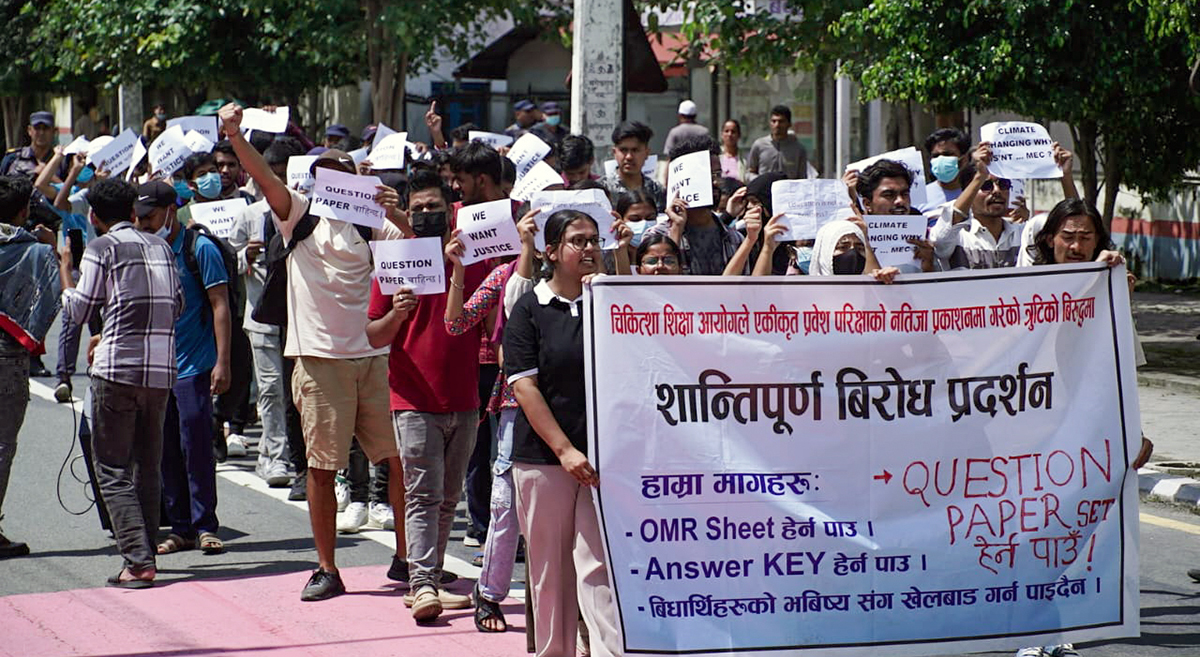 राष्ट्रिय प्रत्यारोपण केन्द्रका कर्मचारी र स्थानीयबासी आन्दोलनमा