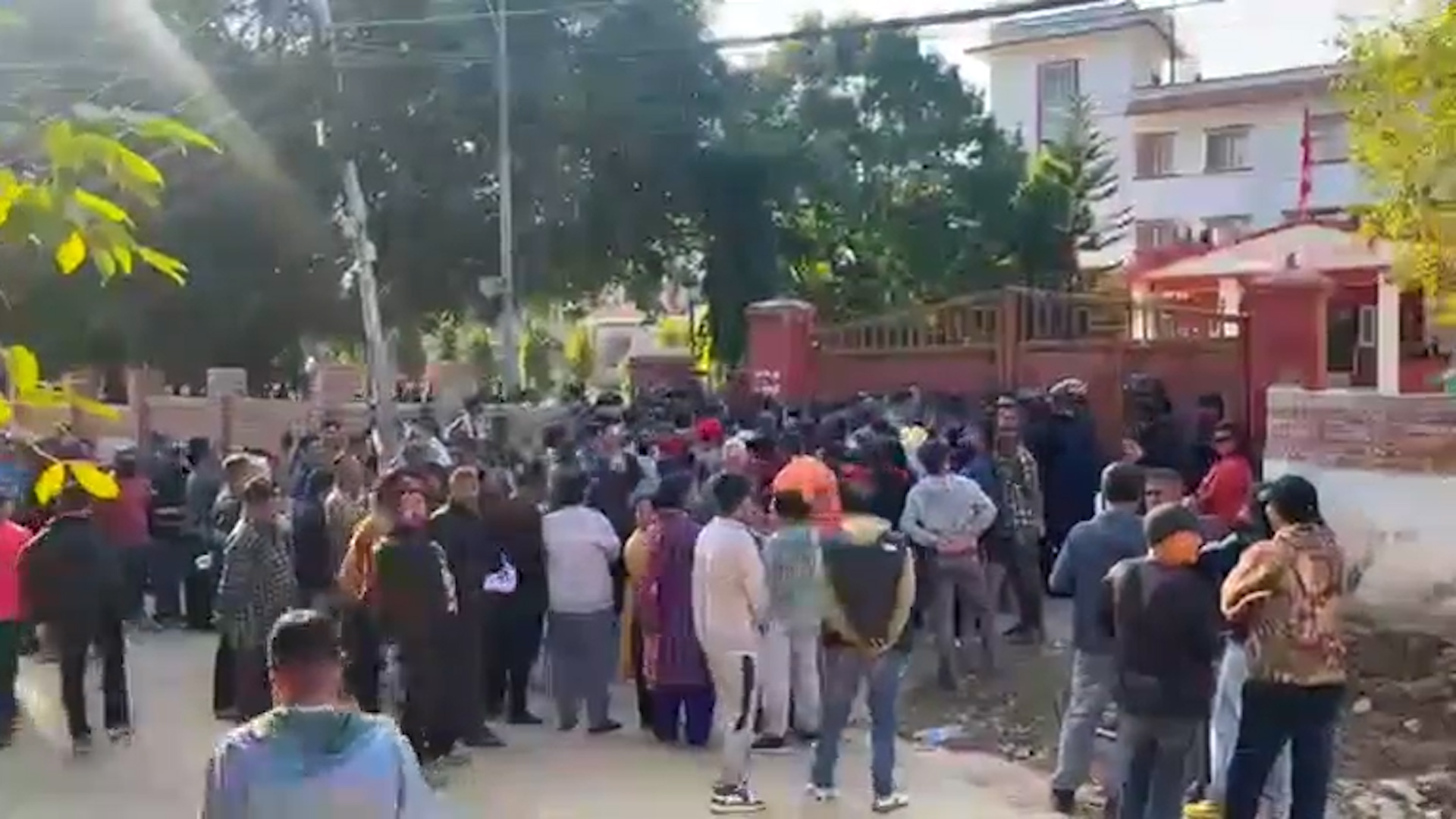 स्टे अर्डर हुँदाहुँदै पनि सडक विस्तार, हेटौँडामा घर–जग्गाधनीहरूको आन्दोलन