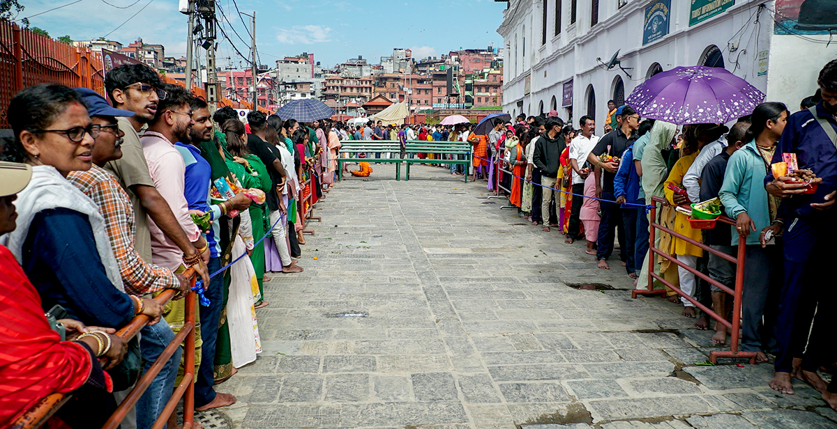 साउने सोमबार पशुपतिनाथमा दर्शनार्थीको घुइँचो [तस्बिरहरू]
