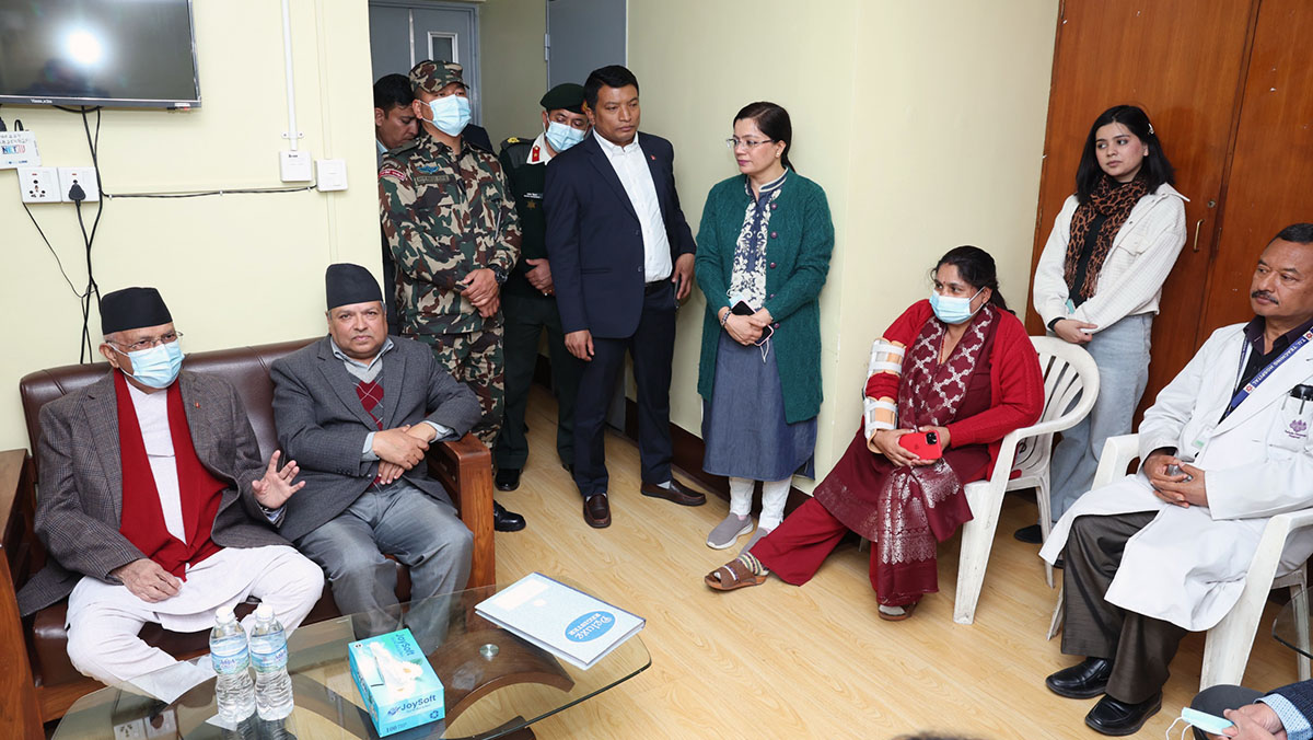 राष्ट्रपति पौडेलको स्वास्थ्य अवस्था बुझ्न अस्पताल पुगे प्रधानमन्त्री ओली