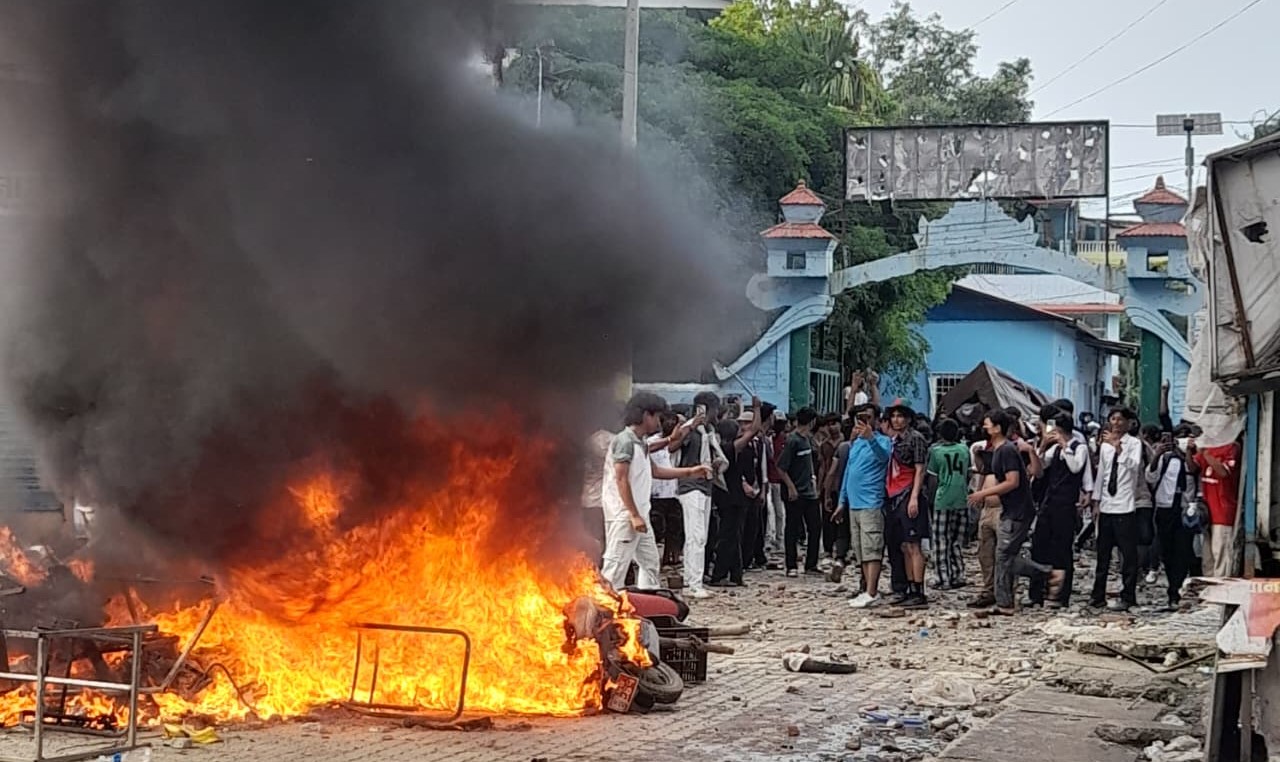 इटहरी उपमहानगर कार्यालयमा जेन–जी प्रदर्शनकारीद्वारा आगजनी