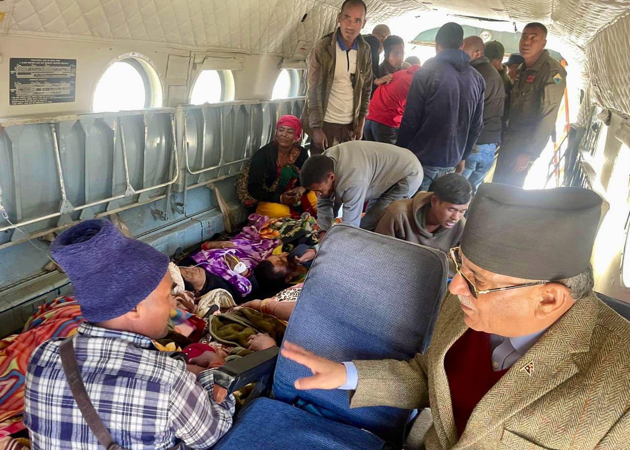 भूकम्प प्रभावित क्षेत्रबाट फर्किंदै प्रधानमन्त्री दाहाल 