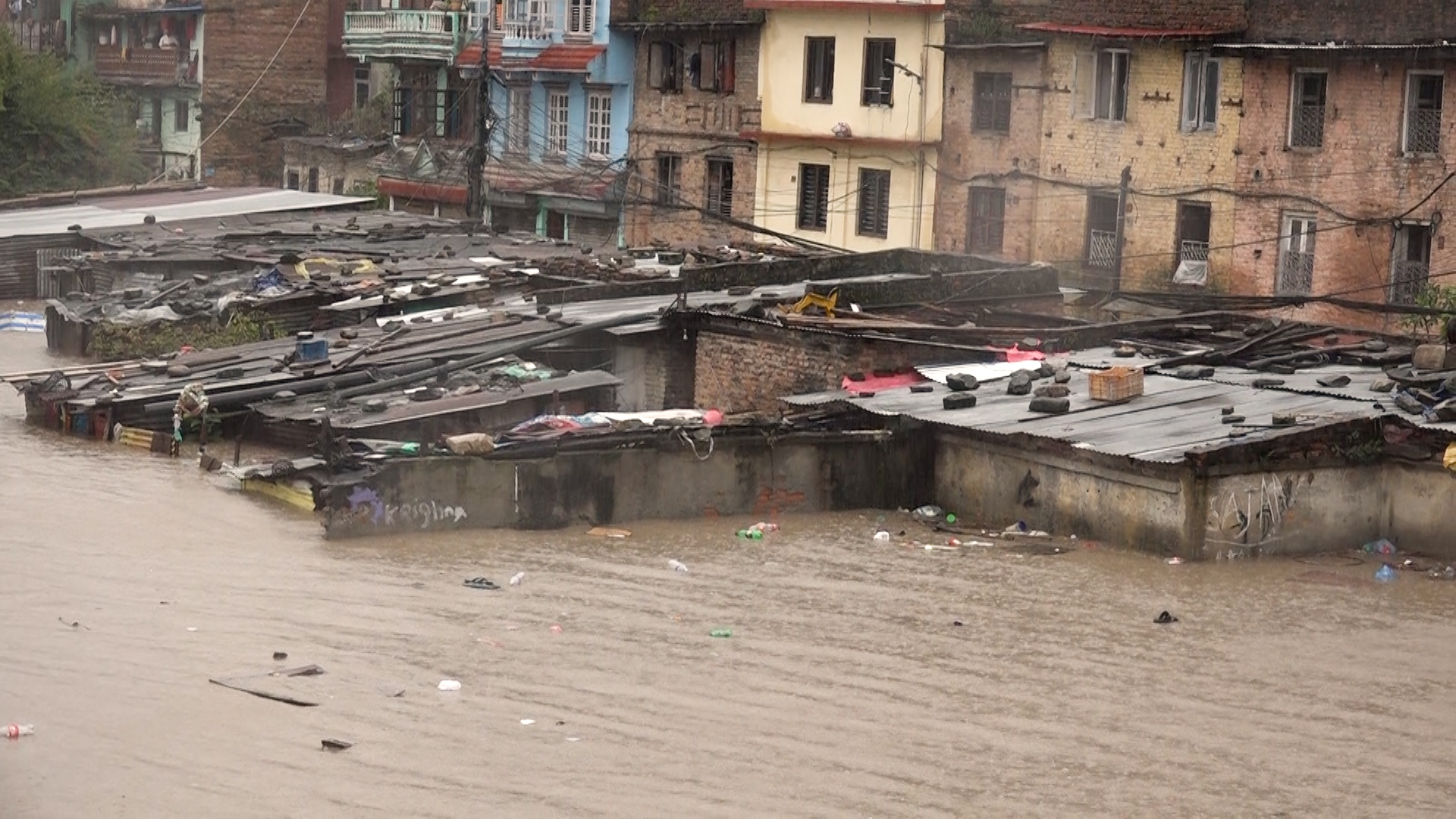 काललिमाटीको सुकुम्बासी बस्तीमा, खानेकुरा र पालको व्यवस्था गरिदिन स्थानीयको गुहार