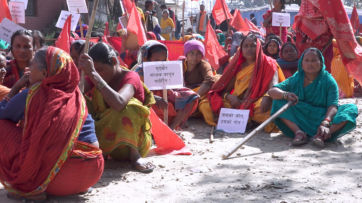 मिटरब्याज पीडित भन्छन्– ‘हामी गणतन्त्र विरोधी होइनौं, न्यायका लागि आएका हौं’ [तस्बिरहरू]