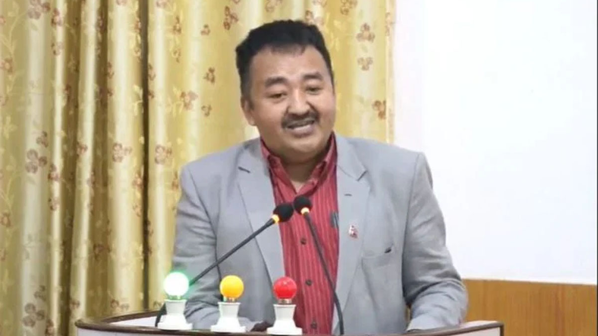 कोशी प्रदेशसभामा नेकपा सांसद राजेन्द्र राईको हंगामा, रोस्ट्रमको माइक फाल्ने प्रयासपछि बैठक स्थगित