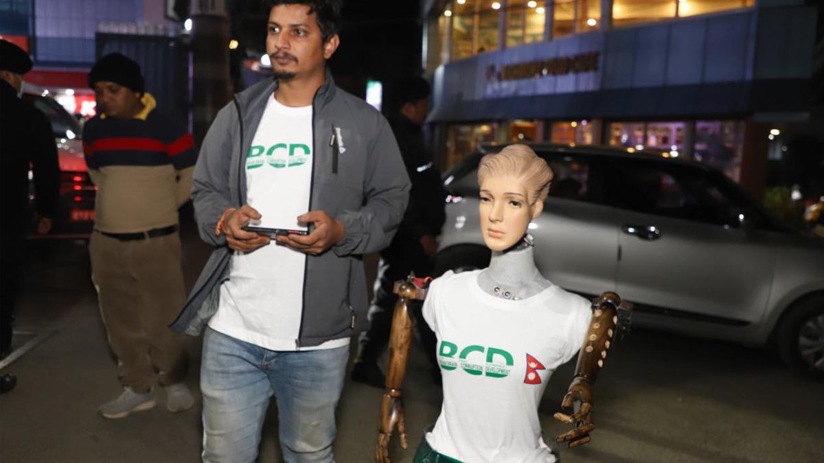 प्रदीप पौडेललाई नेपाली रोबोटले मागिदियो भोट 
