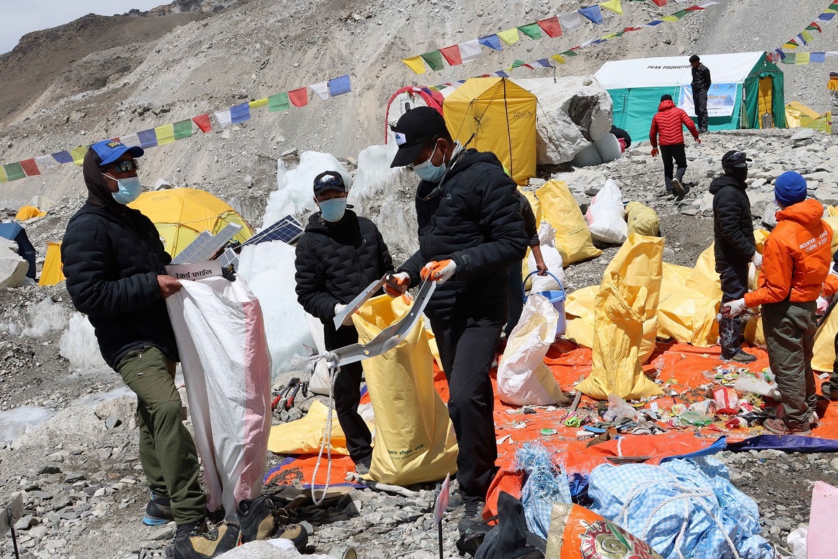 सेनाको सफा हिमाल अभियान, दुई शव र आठ हजार किलो फोहोरको व्यवस्थापन 