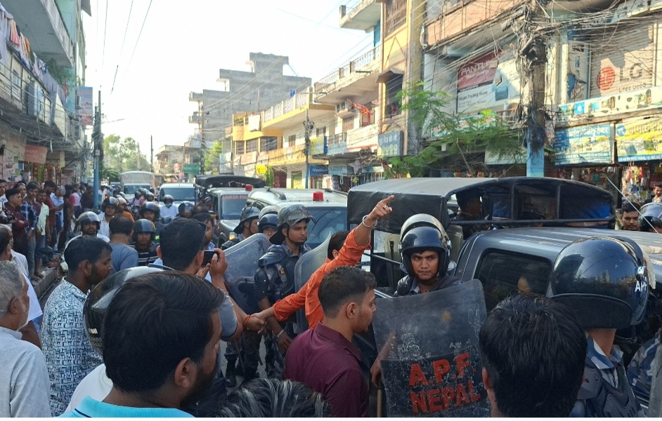 वीरगन्जमा राजस्वको छापा : सुन व्यवसायीको घरबाट ठूलो परिमाणमा अवैध सुन बरामद