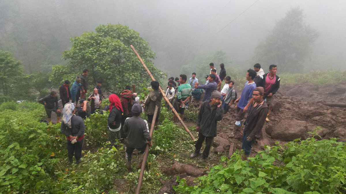 ताप्लेजुङ पहिरो : घाइते बाबु–छोरीको उद्धार