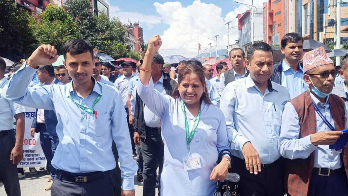 काठमाडौं महानगरका शिक्षक-कर्मचारीले सडकमै हाजिर गर्ने