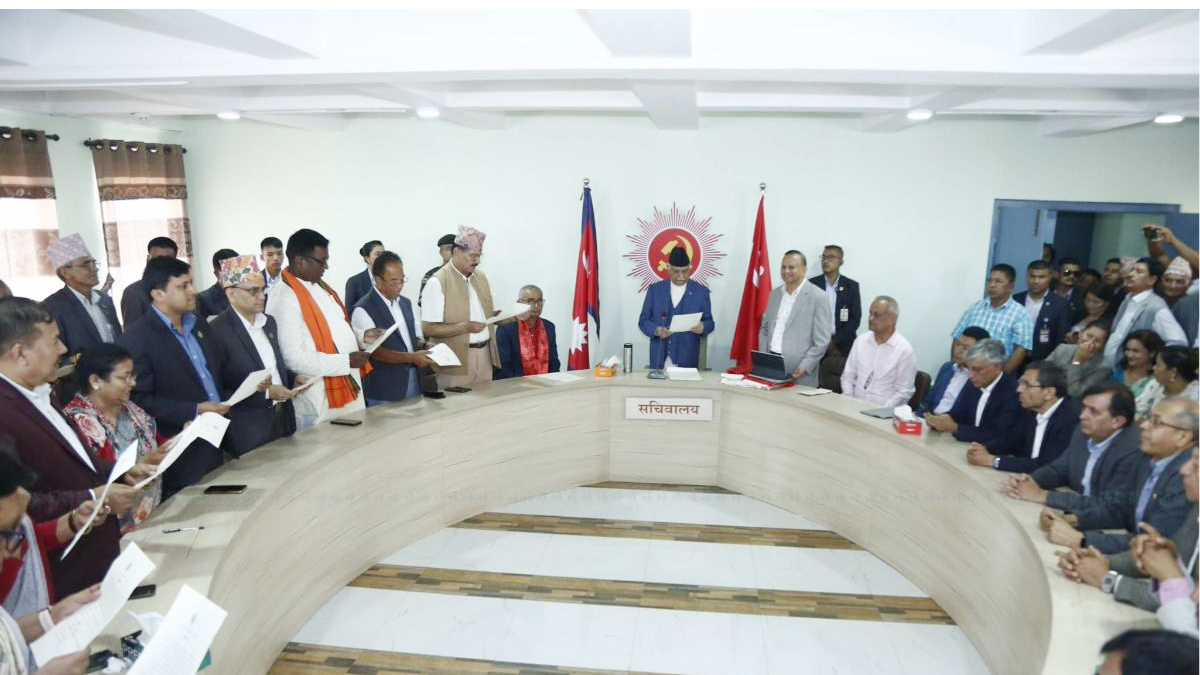 एमालेका नवनियुक्त उपाध्यक्षसहित केन्द्रीय सदस्यले लिए शपथ 