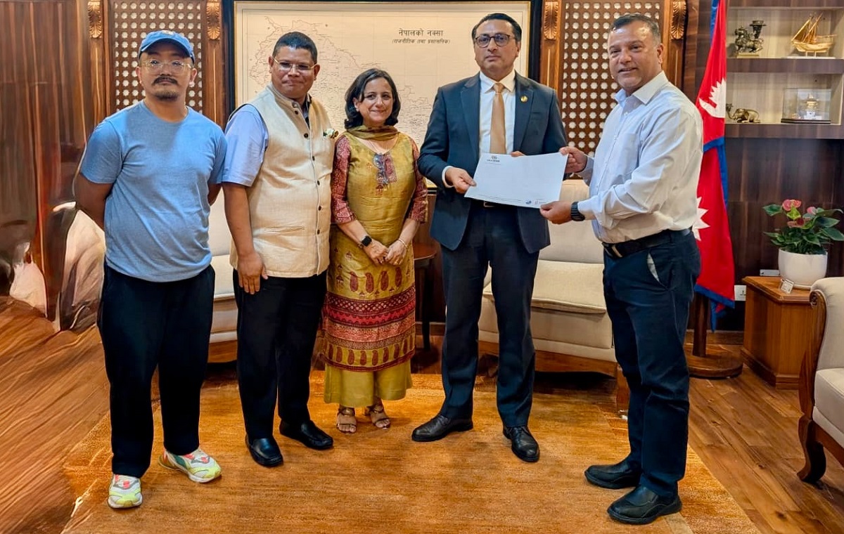 युलेन्स एजुकेसन फाउन्डेसनद्वारा प्रधानमन्त्री राहत कोषमा २० लाख रुपैयाँ हस्तान्तरण