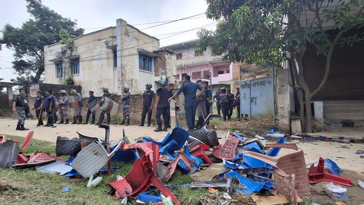 सर्लाहीमा एमाले र कांग्रेसका पार्टी कार्यालयमा आगजनी