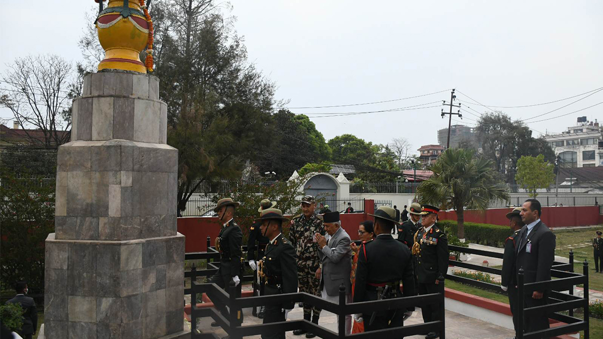 राष्ट्रपति पौडेलबाट शहीद स्तम्भमा पुष्पगुच्छा अर्पण