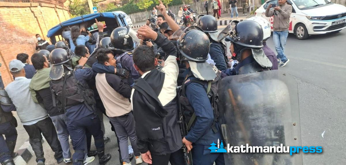 सिंहदरबार अगाडि प्रदर्शन, १२ जना पक्राउ [तस्बिरहरू]