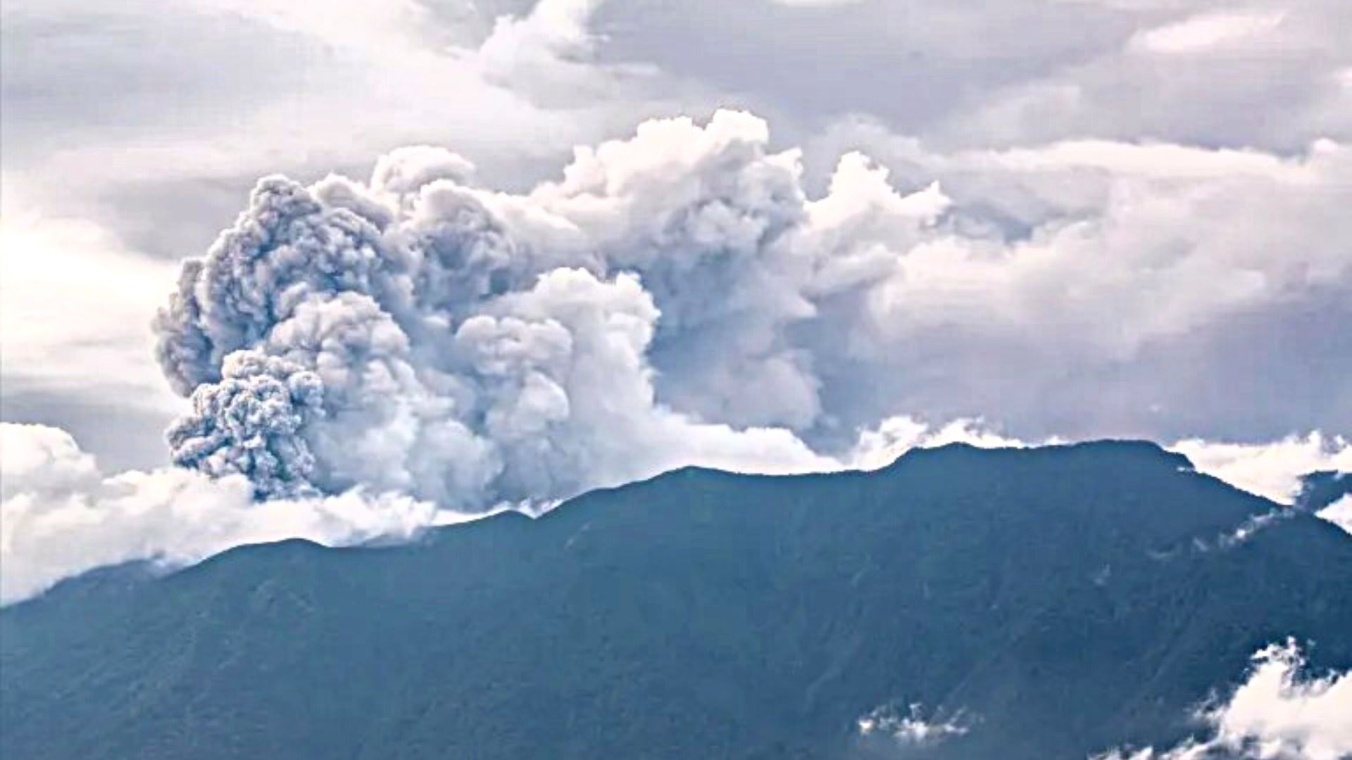 इन्डोनेसियाको मारापी हिमालमा विस्फोट हुँदा ११ आरोहीको मृत्यु, १२ बेपत्ता