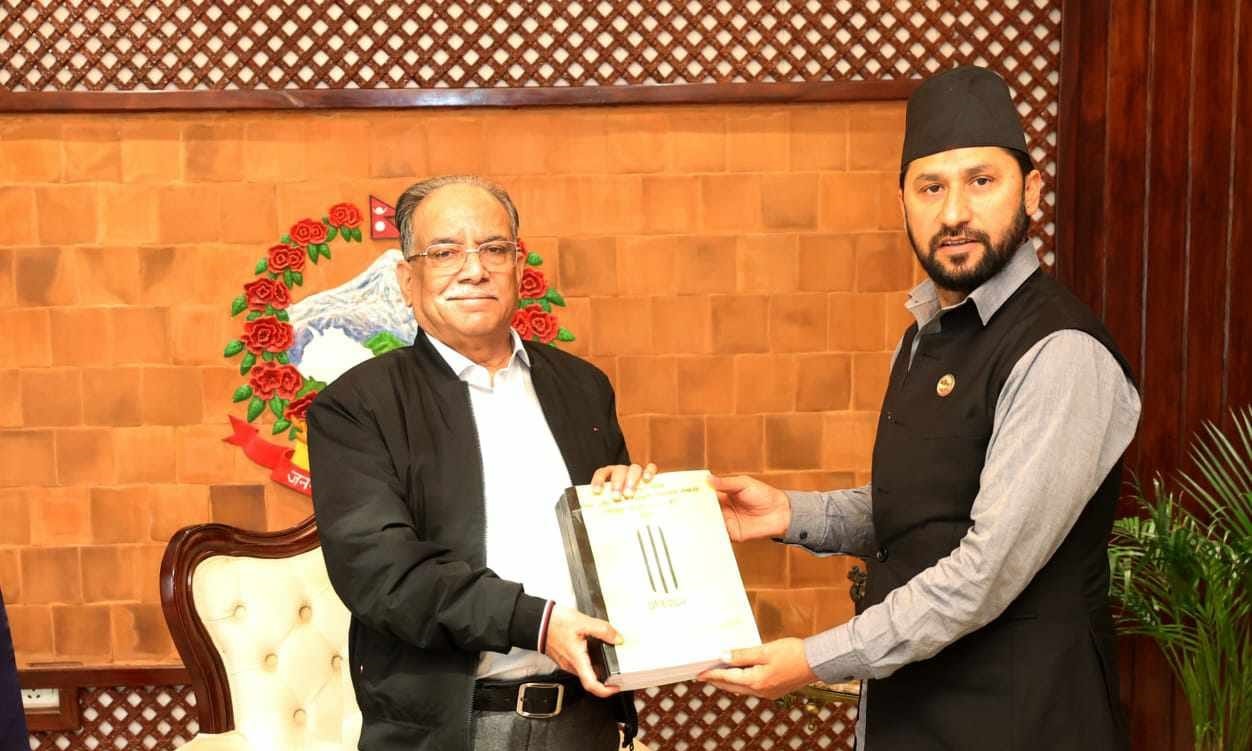 गृहमन्त्री लामिछानेले प्रधानमन्त्रीलाई बुझाए सुन तस्करीसम्बन्धी आयोगको प्रतिवेदन
