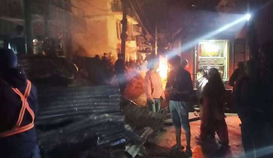 काभ्रेमा फर्निचरसहित दुई घरमा आगलागी, जलेर वृद्धाको मृत्यु
