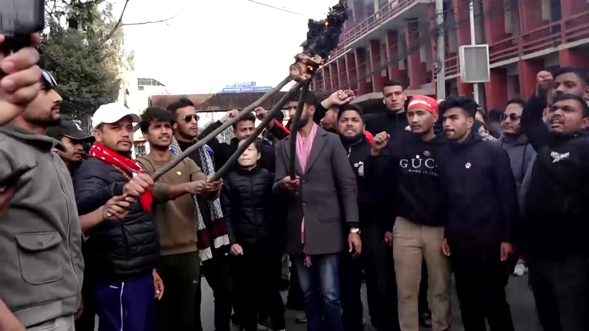आफ्ना नेतालाई कुटेको विराेधमा अनेरास्ववियुले अस्कल क्याम्पसमा निकाल्याे मसाल जुलुस