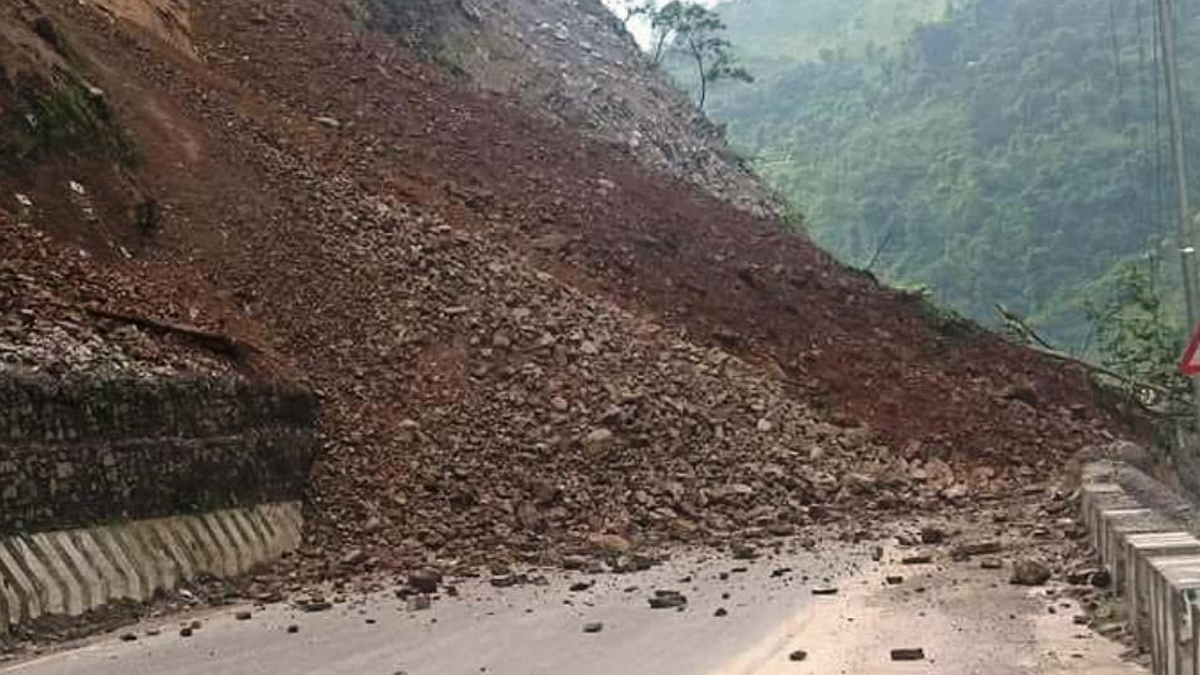अविरल वर्षाले राजमार्ग अवरुद्ध
