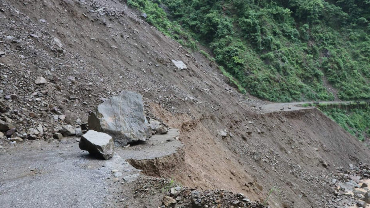 पहिराले महाकाली राजमार्ग अवरुद्ध